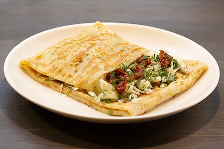 Блин сливочный с вялеными томатами и рукколой