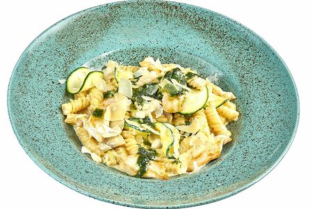 Фузилли с цыплёнком и песто в сливочном соусе