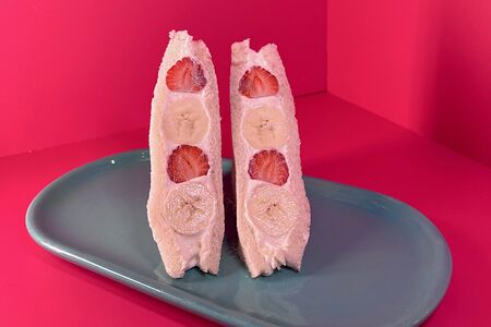 Корейский сэндвич с бананом и клубникой