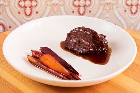 Говяжьи щёчки, цветная морковь