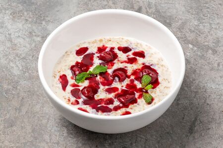 Овсяная каша с вишней