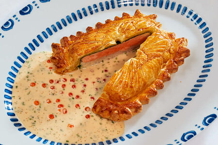 Пирог с лососем и икорным соусом