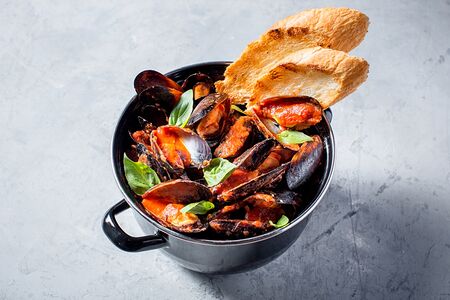 Мидии с томатами