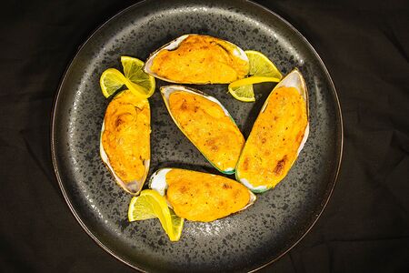 Мидии на створках под соусом спайси (5 шт)