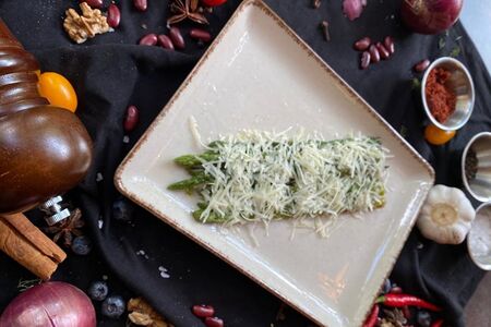 Спаржа с пармезаном