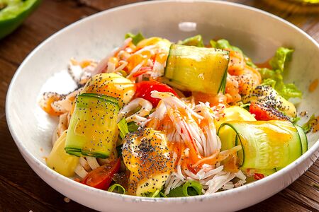 Салат с морепродуктами под маковой заправкой