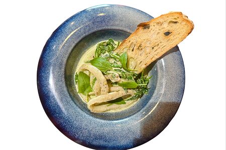 Кальмар по-итальянски со шпинатом и чиабатта