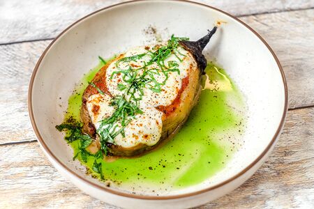 Печеный баклажан с соусом болоньезе