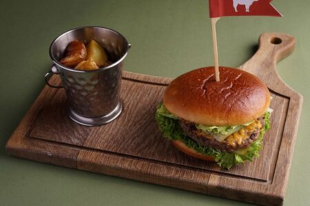 Бургер с котлетой из мраморного мяса