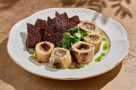 Запеченный костный мозг с тостами из ржаного хлеба