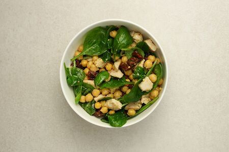 Салат с нутом, курицей и вялеными томатами