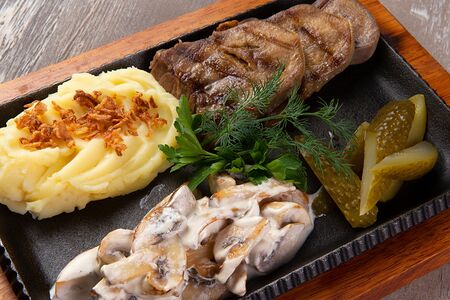 Язык говяжий с картофельным пюре 