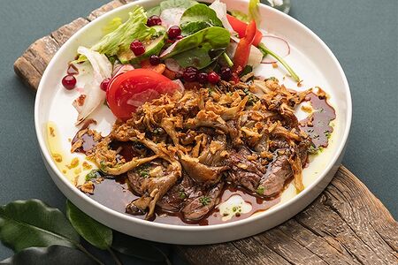 Салат из говяжьей вырезки с соусом порто