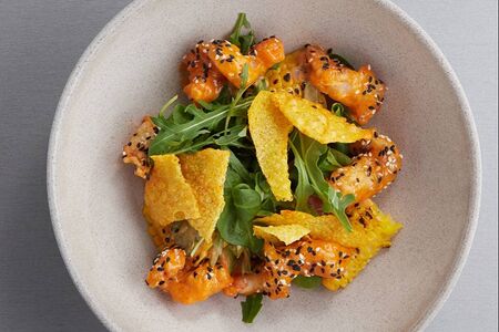 Салат с креветками темпура и опалённой кукурузой