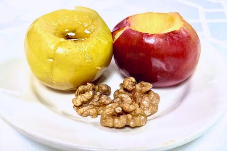 Яблоко с грецким орехом запеченное