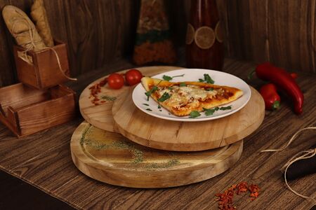 Пицца с морепродуктами и томатами