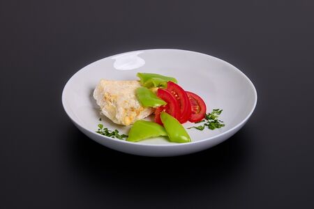 Судак в овощной шапке