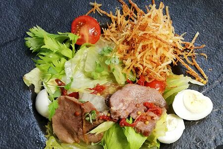 Зеленый салат с языком под медово-лимонной заправкой