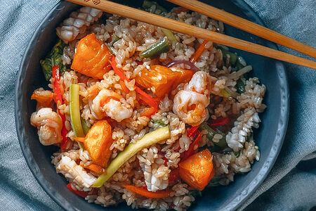 Вок с рисом и морепродуктами
