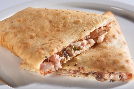 Пицца кальцоне с грибами и ветчиной