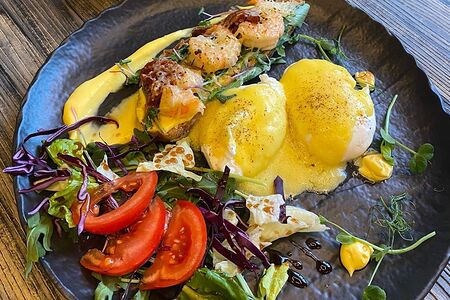 Яйца Бенедикт под голландским соусом с креветками