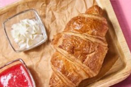 Круассан с клубничным соусом и творожным сыром