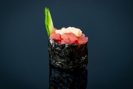 Гункан тунец