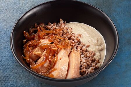 Домашняя утка на подушке из гречи и соусом из лесных грибов