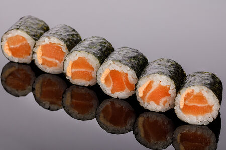 Ролл с лососем в остром соусе