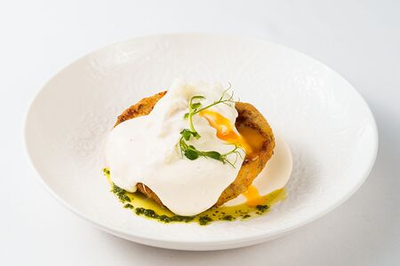 Краб-кейк с яйцом и муссом из пармезана