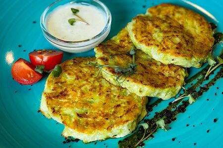 Кабачковые оладьи с соусом дзадзыки