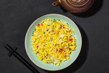 Жареный рис с овощами и яйцом