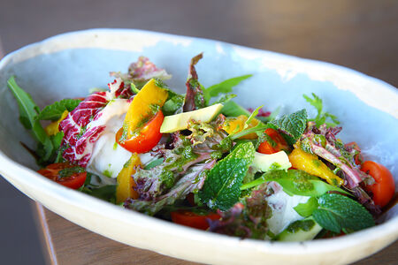 Страчателла, авокадо, манго и микс салатов