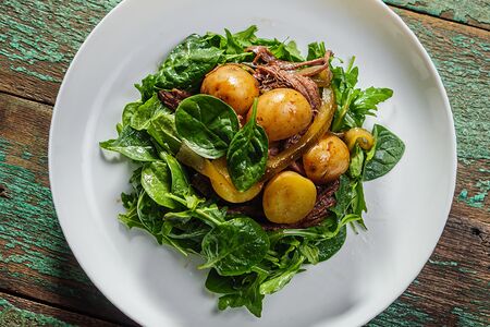 Тёплый салат с рваным мясом, пряным картофелем и бочковыми огурцами