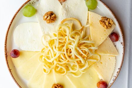 Фермерские сыры Имеретинский, чечил, сулугуни, брынза