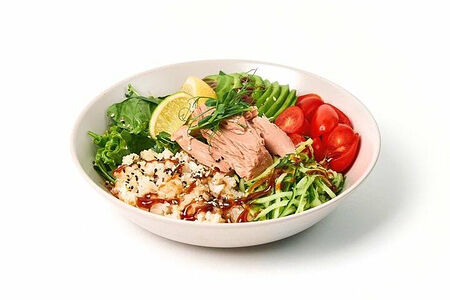 Поке с тунцом, рисом, помидорами черри, листьями салата и соевым соусом