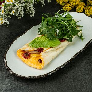 Омлет в тортилье с авокадо и куриным филе