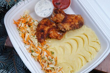 Куриные крылья с картофельным пюре и капустным салатом