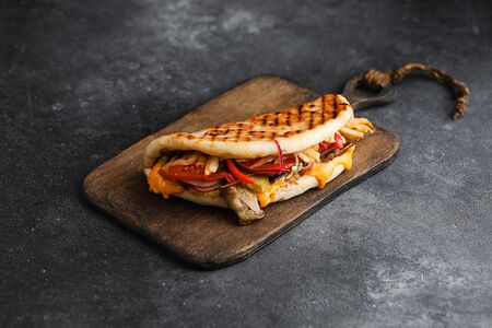 Пита гриль со свининой и сыром чеддер