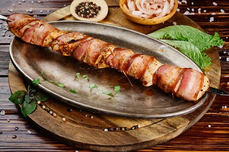 Шашлык из куриного филе в беконе