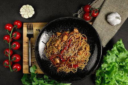 Паста с курицей в соусе терияки