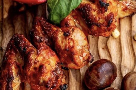 Шашлык из куриных крыльев и дольки