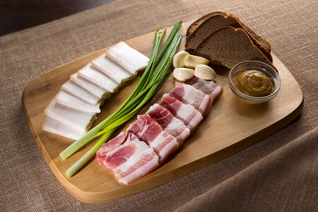 Сало с ржаными тостами