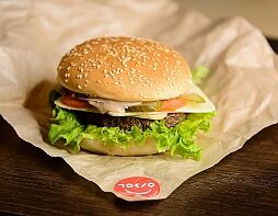 Бургер с говяжьей котлетой