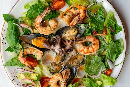 Салат теплый с дарами моря