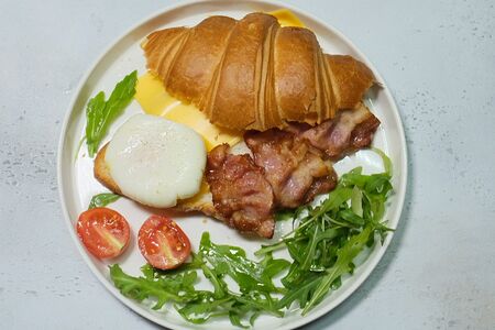 Круассан с беконом, яйцом и сыром чеддер