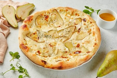 Пицца с грушей и сыром Dorblu