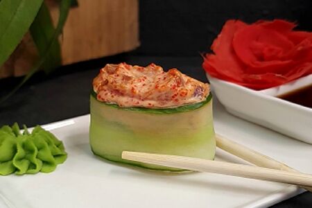 Гункан с тунцом в слайсе из огурца