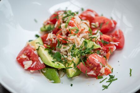 Камчатский краб с авокадо и томатами