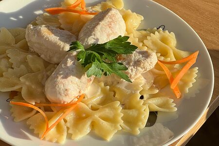 Котлетки куриные с макаронами бантиками